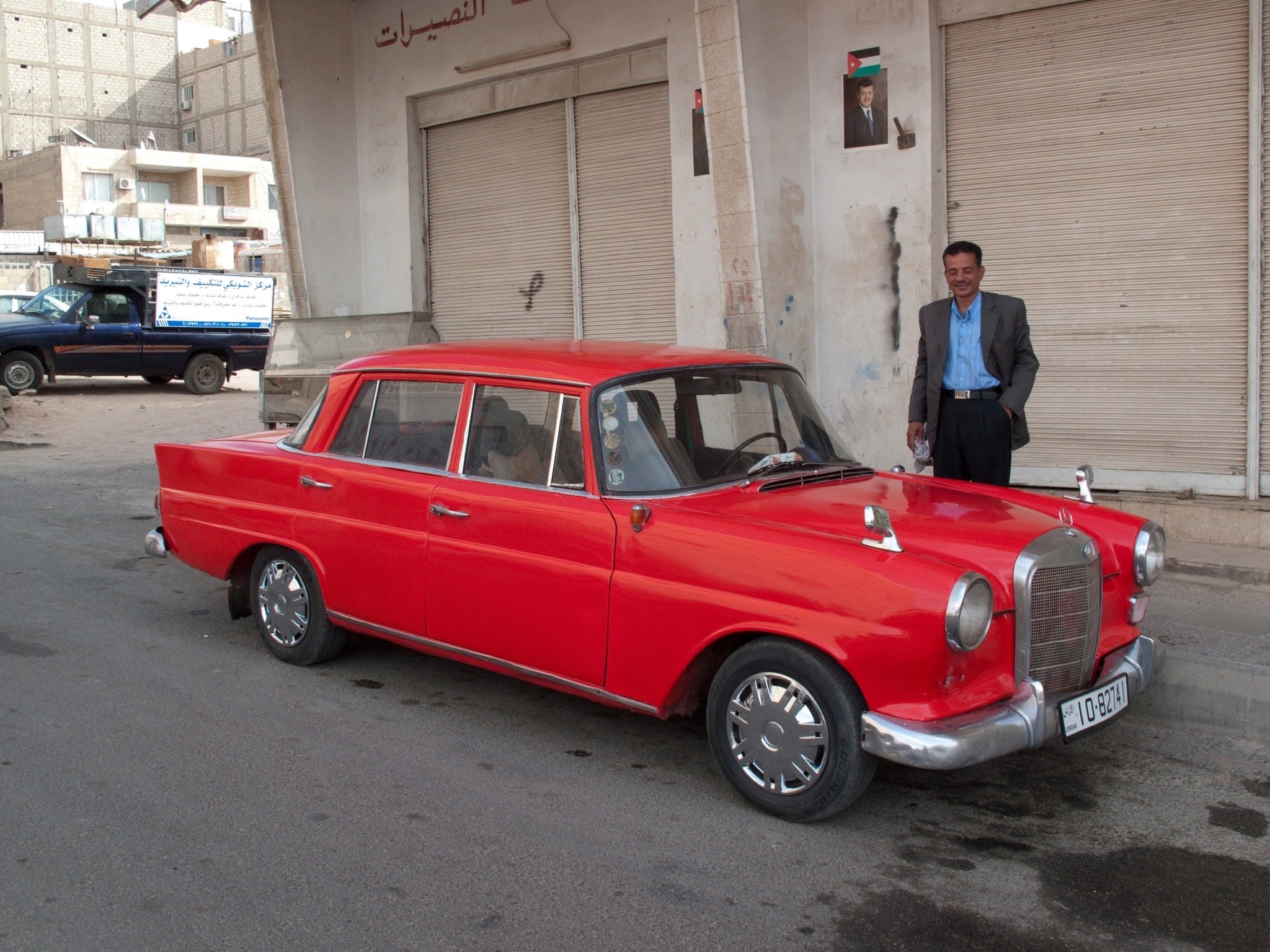 Ein Mann und sein Auto in Amman